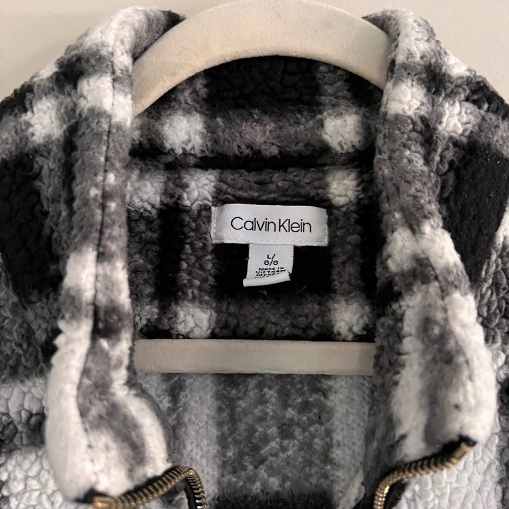 White and Black Plaid Calvin Klein Fuzzy Sherpa Jacket. - Picture 3 of 3